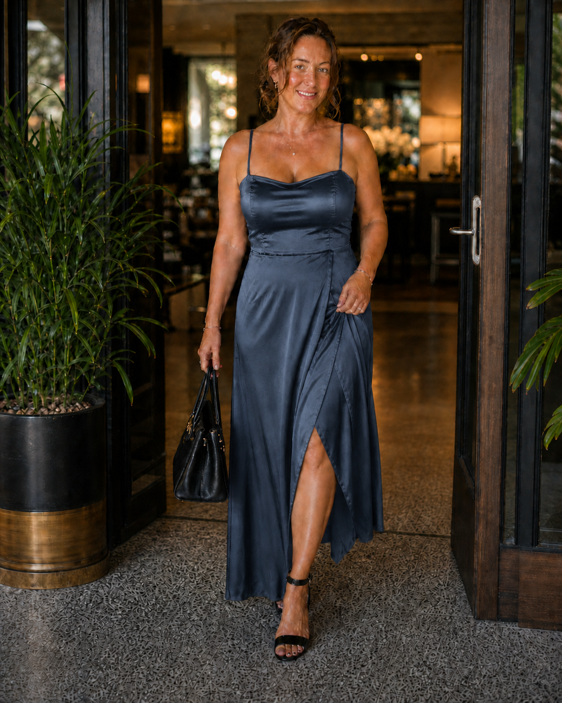 Elegantes Damen-Kleid mit Schlitz | Damenmode 4