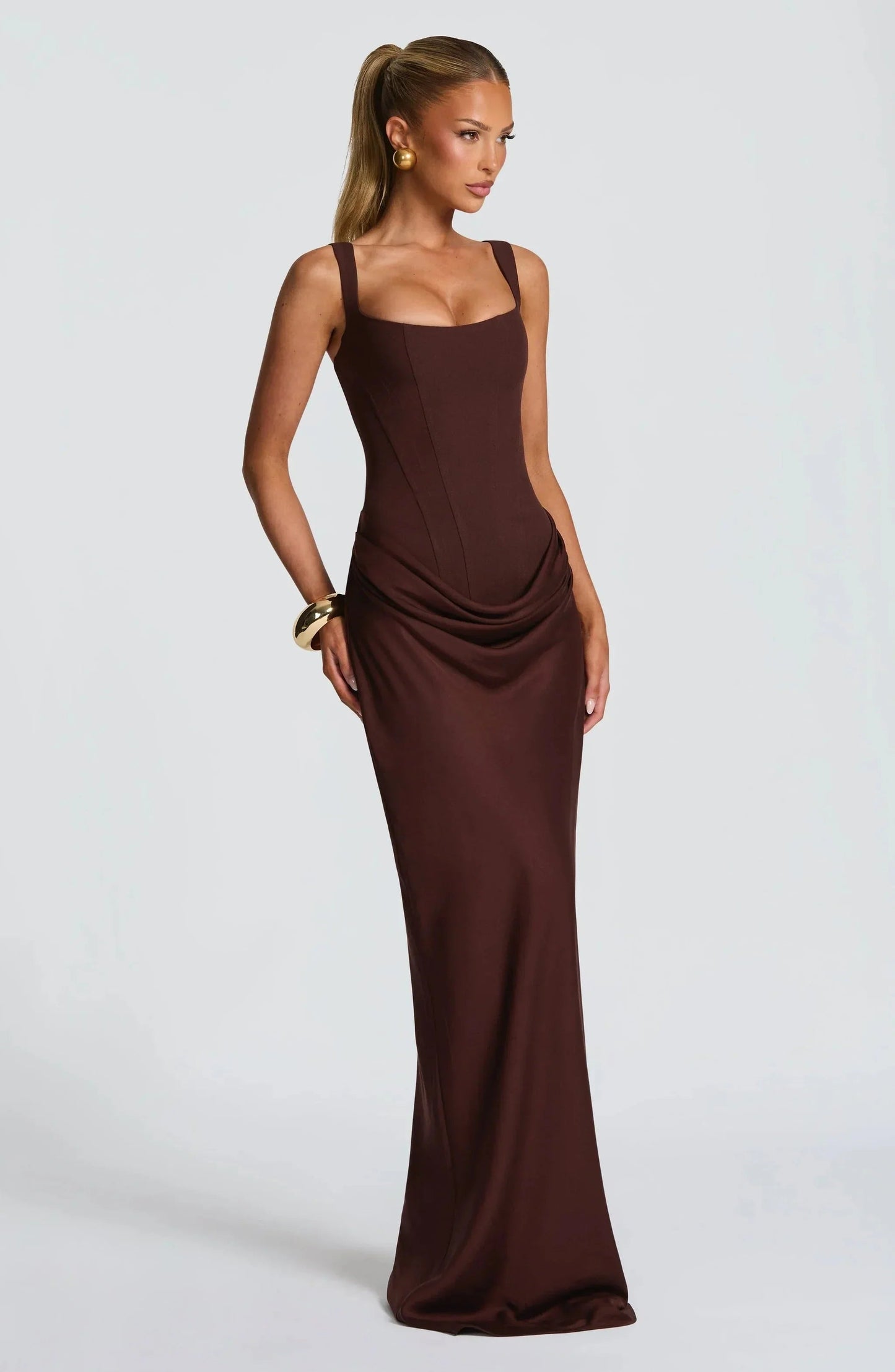 Figurbetontes Damenkleid mit rückenfreiem Schnitt | Langes Abendkleid 2