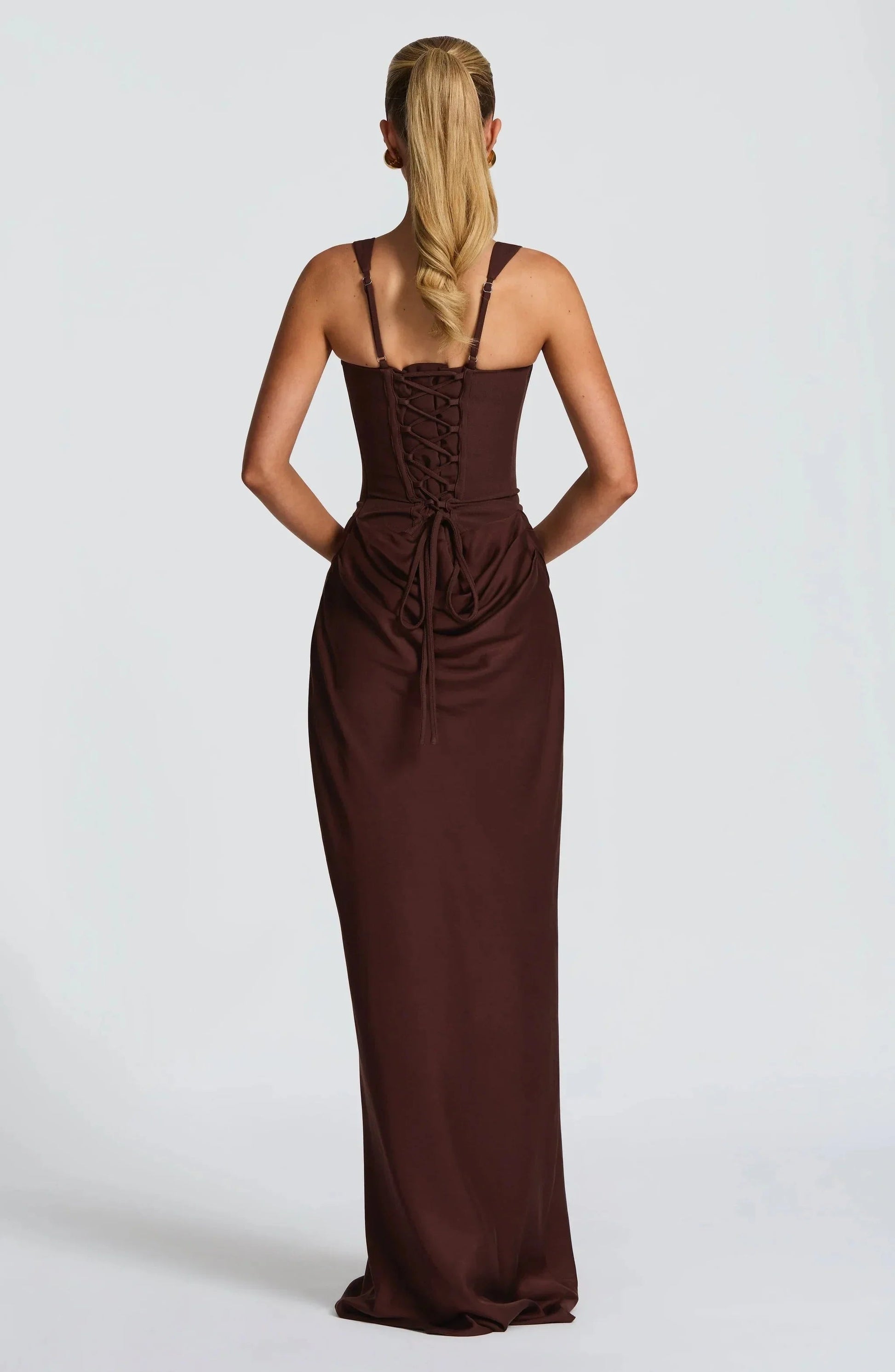 Figurbetontes Damenkleid mit rückenfreiem Schnitt | Langes Abendkleid 3