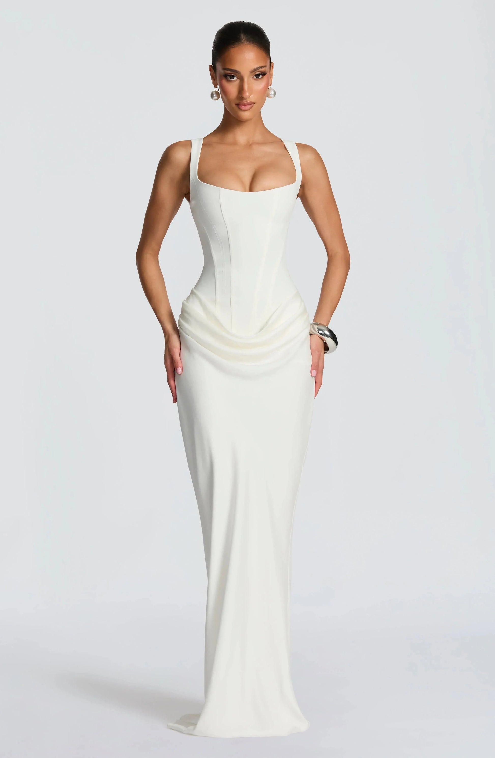 Figurbetontes Damenkleid mit rückenfreiem Schnitt | Langes Abendkleid 7