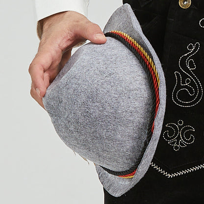 Kurze Trachtenlederhose mit Stickerei und verstellbaren Trägern für Herren 8