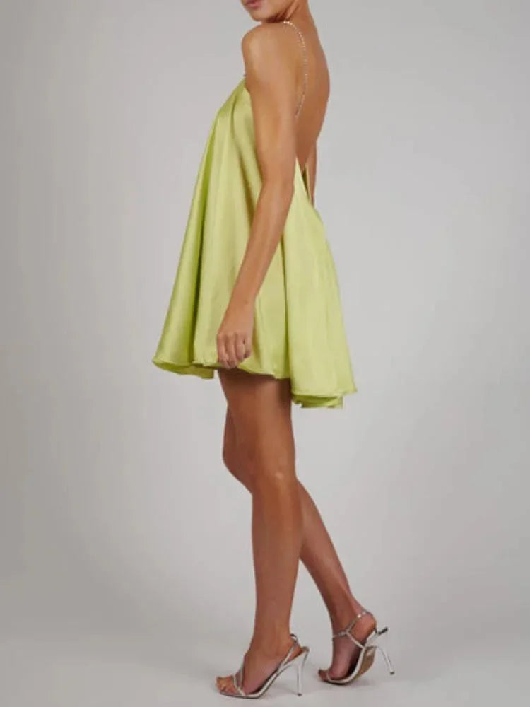 Kurzes Abendkleid mit Kettendetail | Fließendes Design 4