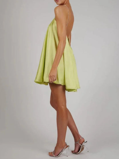 Kurzes Abendkleid mit Kettendetail | Fließendes Design 4