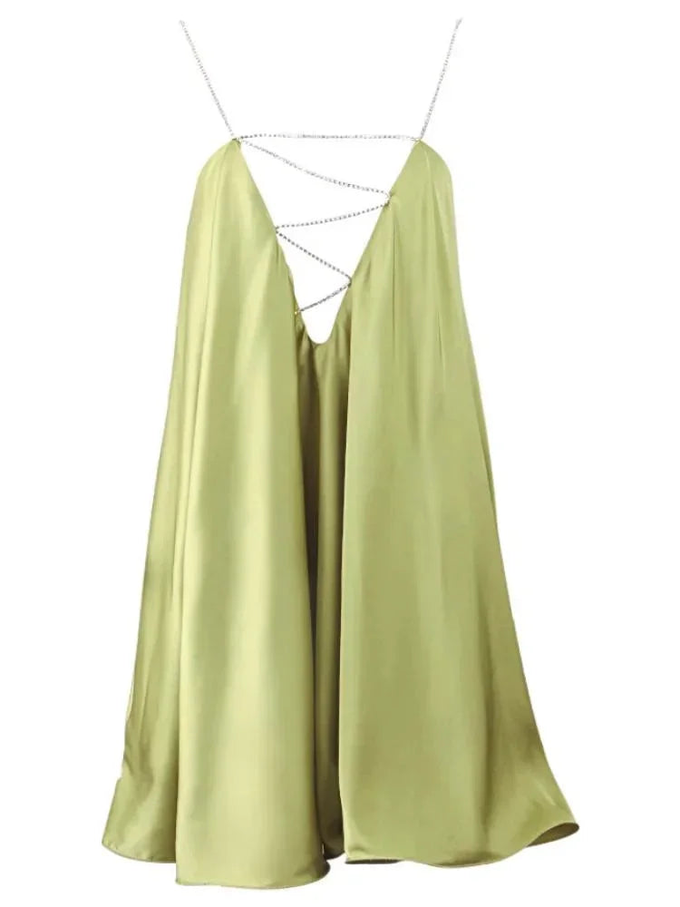 Kurzes Abendkleid mit Kettendetail | Fließendes Design 5