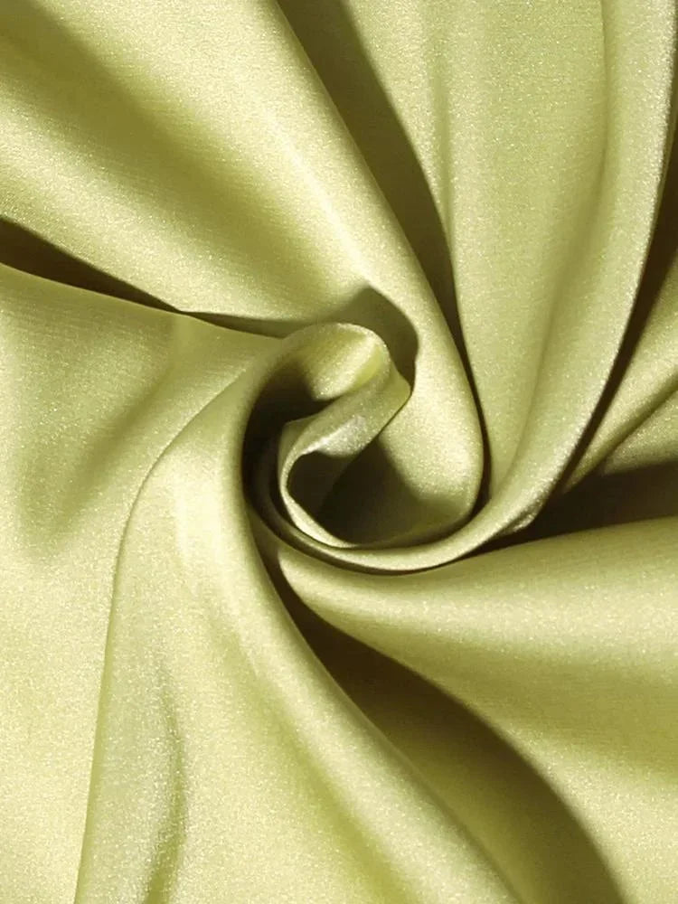 Kurzes Abendkleid mit Kettendetail | Fließendes Design 7