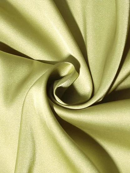 Kurzes Abendkleid mit Kettendetail | Fließendes Design 7