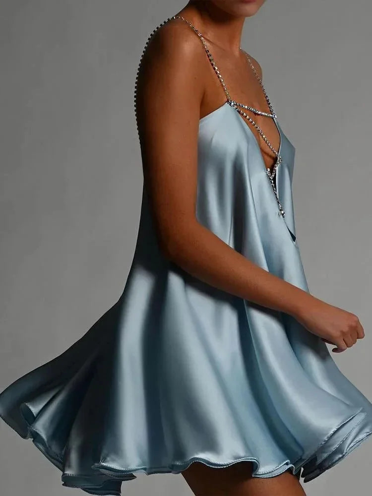 Kurzes Abendkleid mit Kettendetail | Fließendes Design 9