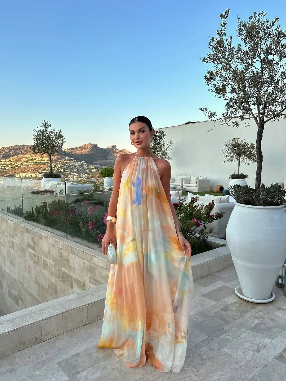Langes Damenkleid mit Rückenfreiem Design und Farbprint 0