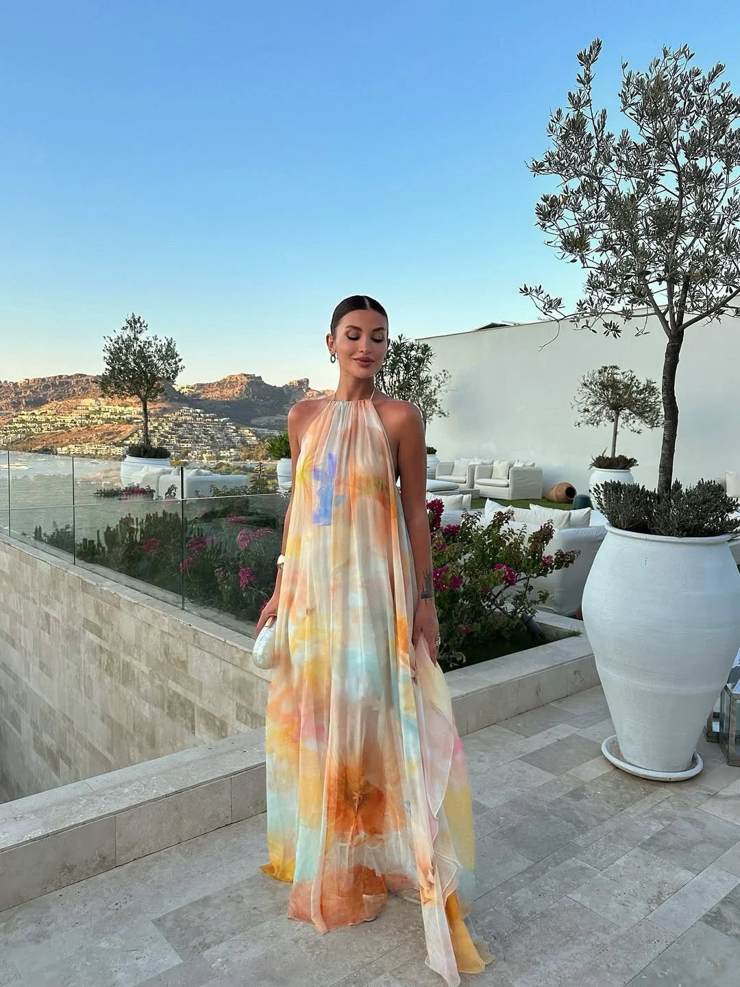 Langes Damenkleid mit Rückenfreiem Design und Farbprint 1