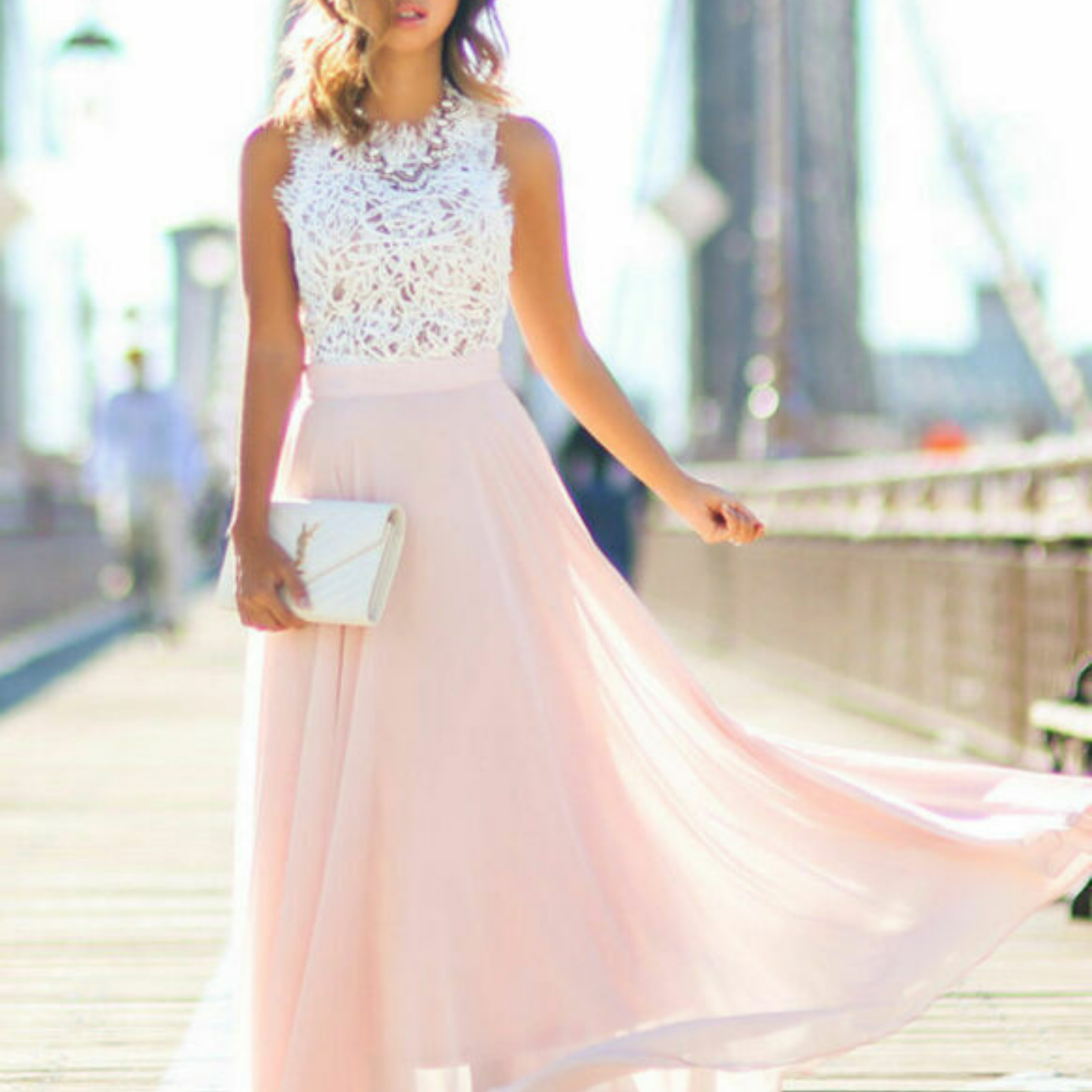 Langes Kleid mit Spitze und fließendem Rock Ärmellos 0