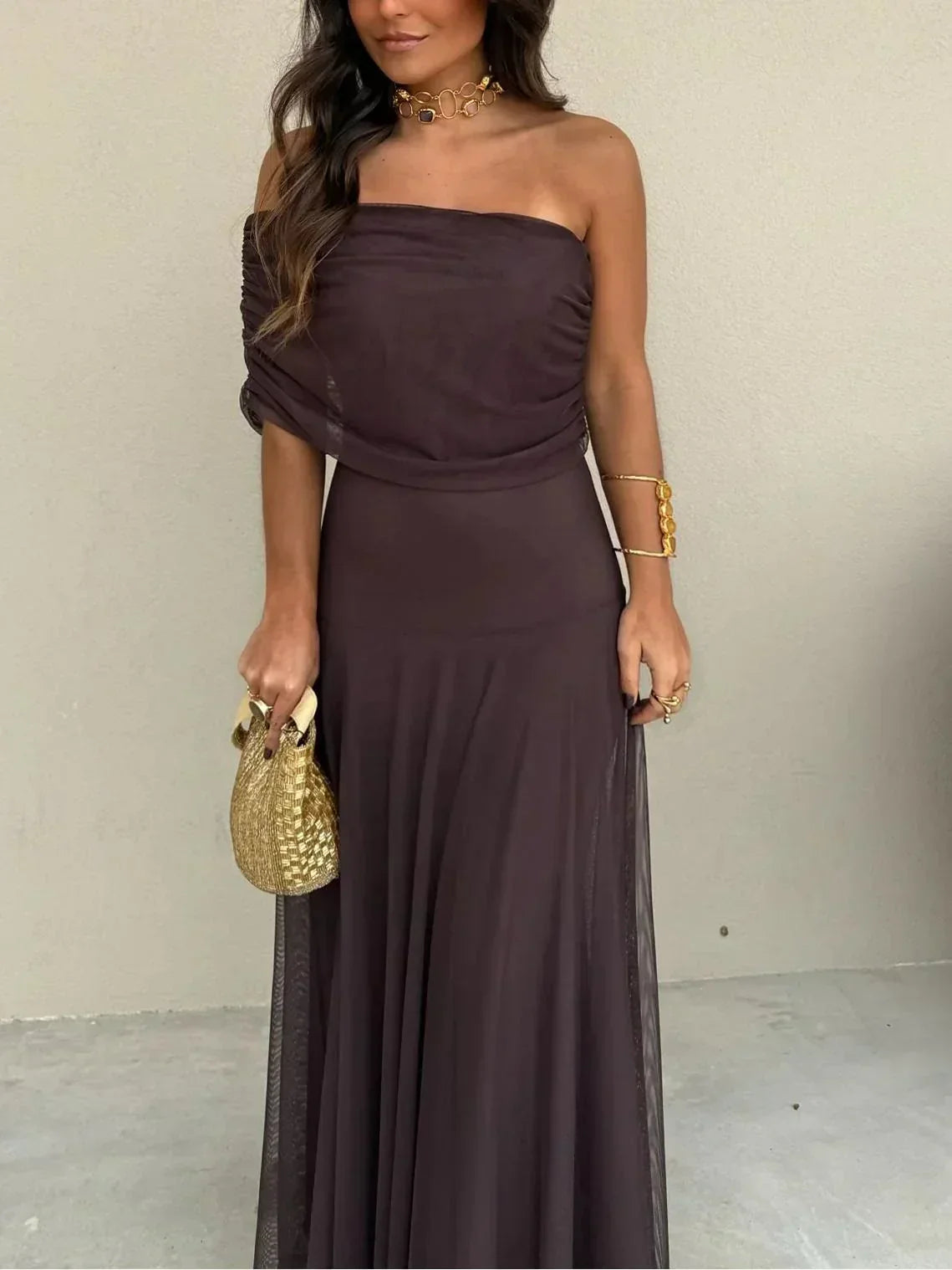 Langes Kleid mit nackten Schultern in Schokoladenbraun 2