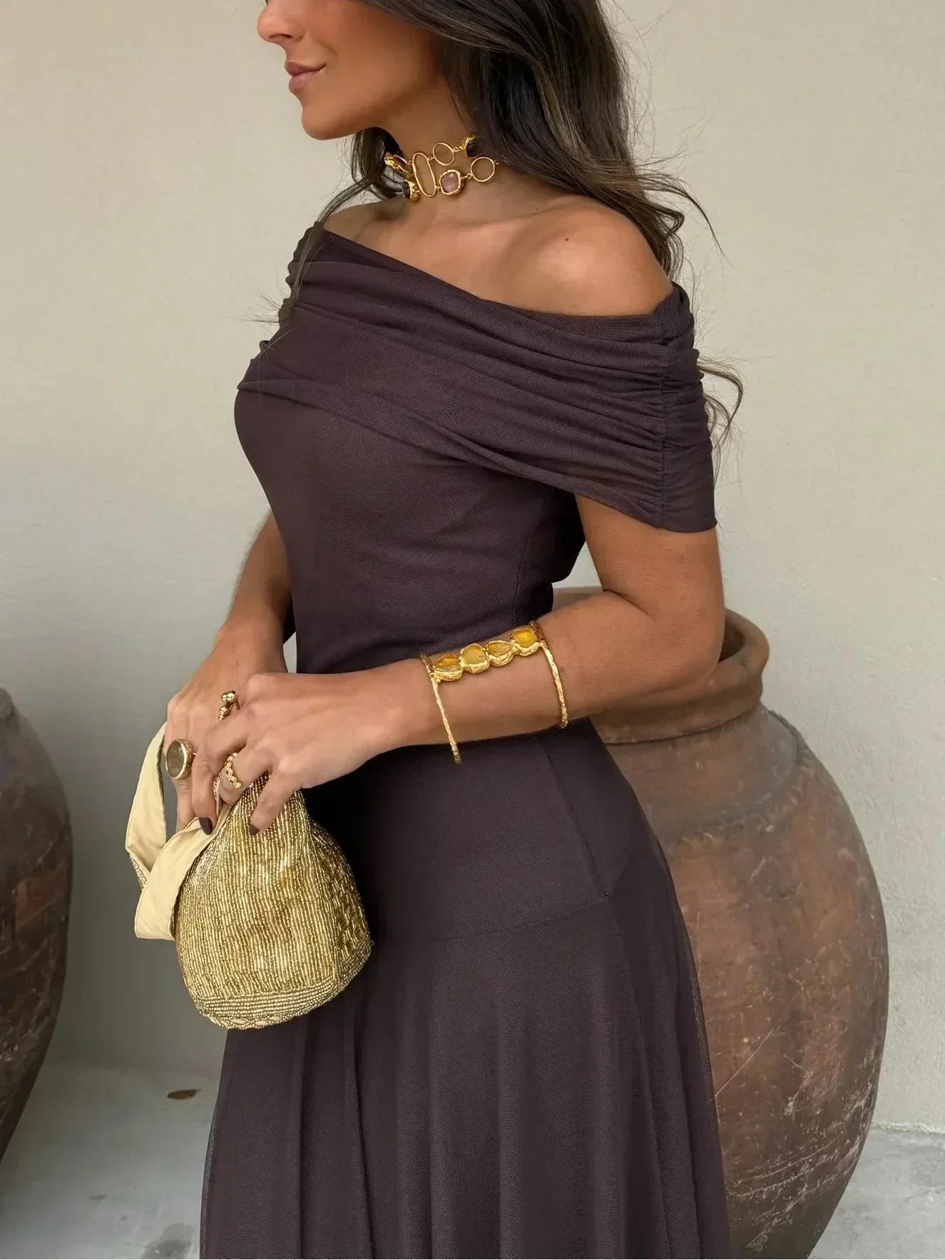 Langes Kleid mit nackten Schultern in Schokoladenbraun 4